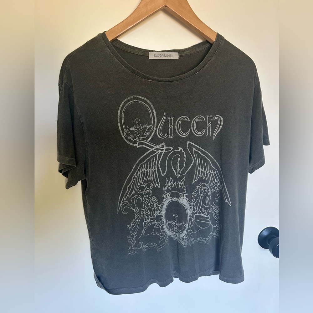 Daydreamer Small Queen Tshirt